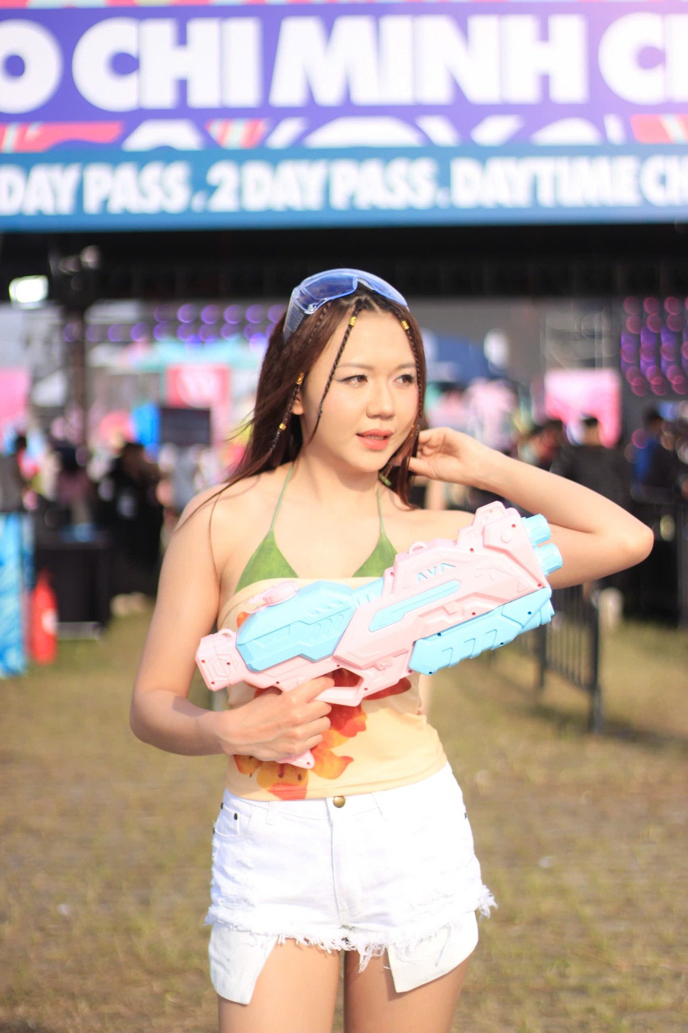 Khu vực phun nước đang thu hút nhiều sự quan tâm của khán giả. Đây cũng là khu vực bùng nổ nhất khi hàng trăm tia nước công suất lớn liên tục bắn lên, kết hợp cùng nhạc EDM. "Tôi từng xem Waterbomb ở Hàn Quốc, rất muốn tham dự nhưng điều kiện kinh tế không cho phép. Không ngờ lễ hội lần này còn có cả Bi Rain, cơ hội này fan quốc tế muốn cũng không có", Ngọc Linh (30 tuổi, TPHCM) chia sẻ với Tiền Phong.