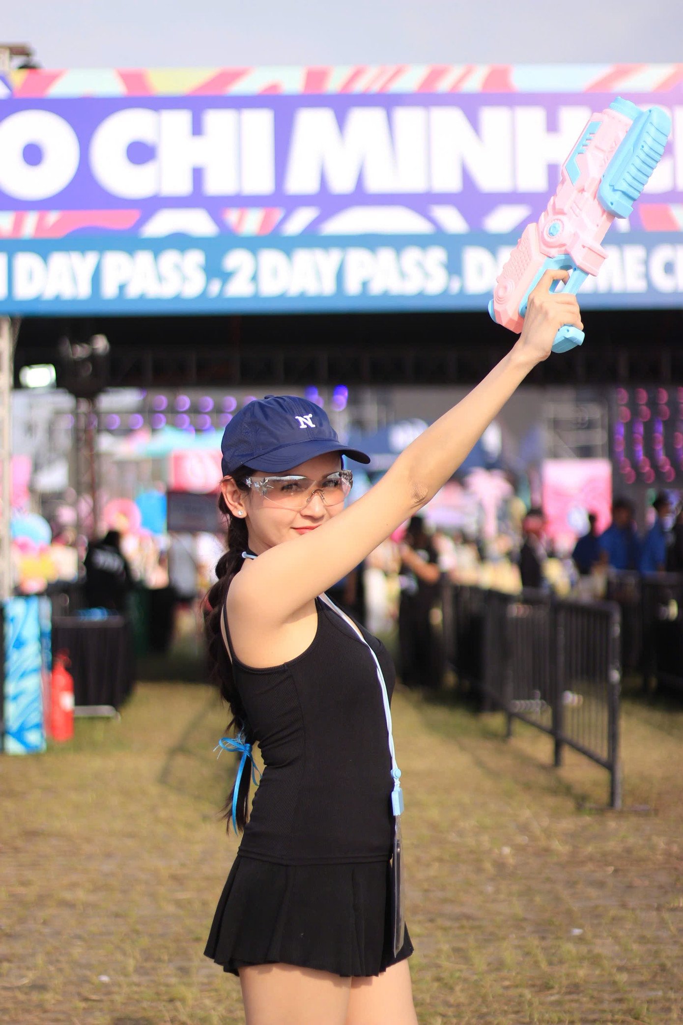 Một khán giả nữ cho biết cô khởi động nhẹ nhàng, chừa sức chuẩn bị cho khung chương trình hot từ 20h, với sự xuất hiện của dàn nghệ sĩ hot nhất mùa Waterbomb tại TPHCM.