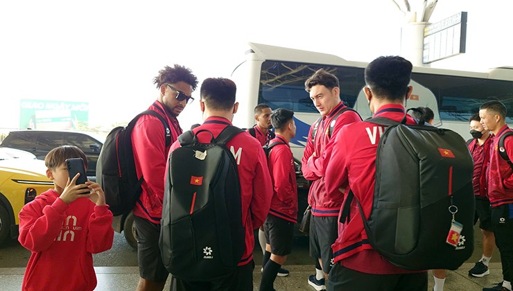 Đội tuyển
Việt Nam chính thức lên đường sang Viêng Chăn (Lào), để chuẩn bị
cho cuộc đối đầu với đội chủ nhà ở bảng F của vòng loại Asian Cup
2027. Sự xuất hiện của Xuân Son cùng đồng đội thu hút sự quan tâm
của khá đông cổ động viên ở sân bay Nội Bài.