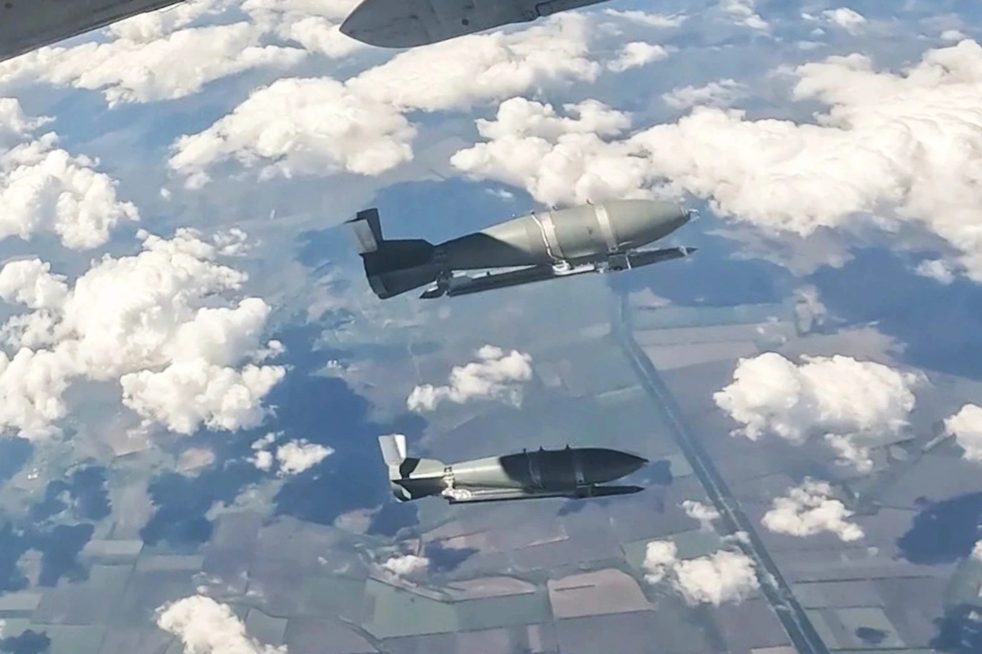 Bom dẫn đường FAB-3000 của Nga thả từ trên không (ảnh: Pravda)