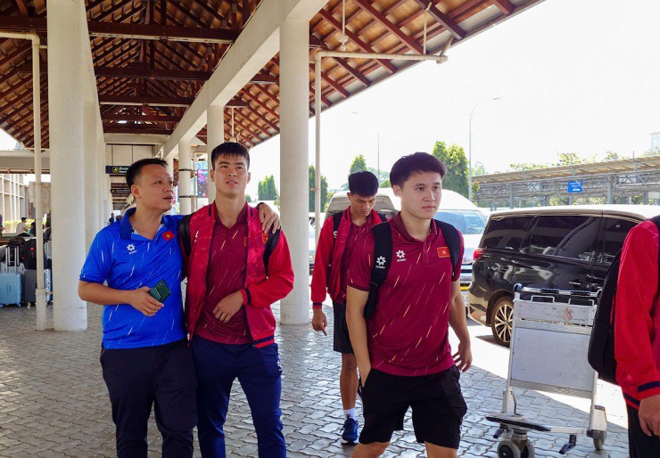 Xuân Son cực ngầu cùng ĐT Việt Nam lên đường đi đấu Lào - 7