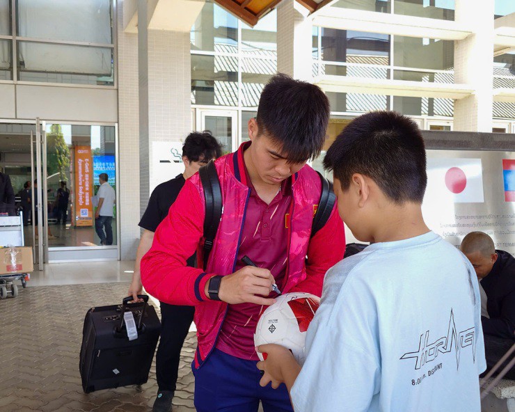 Các tuyển thủ ký tặng
và chụp ảnh lưu niệm với người hâm mộ