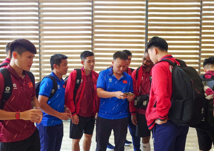 Xuân Son cực ngầu cùng ĐT Việt Nam lên đường đi đấu Lào - 12