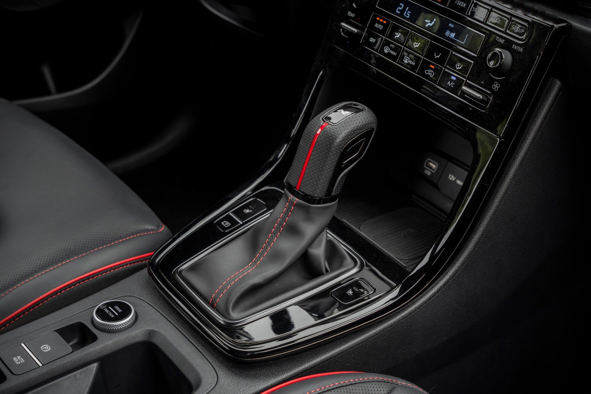 Nội thất Hyundai Creta hiện đại, tinh tế với ghế da thể thao khâu chỉ đỏ và bảng điều khiển trung tâm tiện nghi.