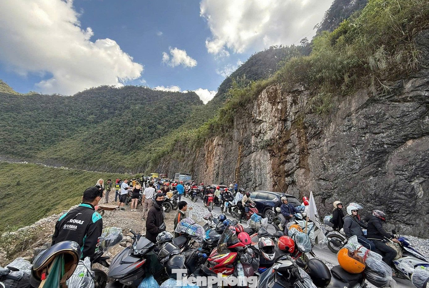 Đường kẹt cứng, khách sạn 'cháy' phòng mùa hoa tam giác mạch - 4