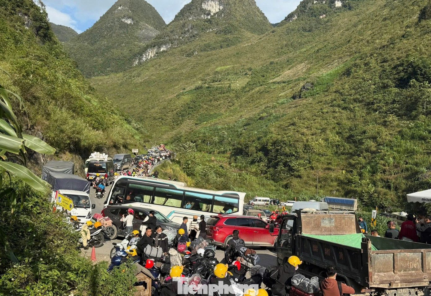 Đường kẹt cứng, khách sạn 'cháy' phòng mùa hoa tam giác mạch - 5