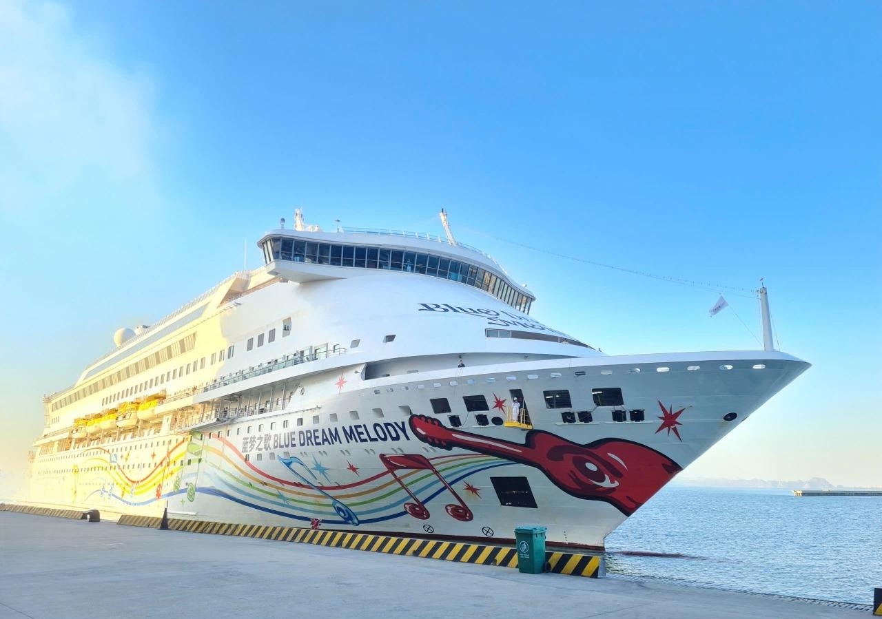 Tàu Blue Dream Melody (Trung Quốc) cập Cảng tàu khách quốc tế Hạ Long