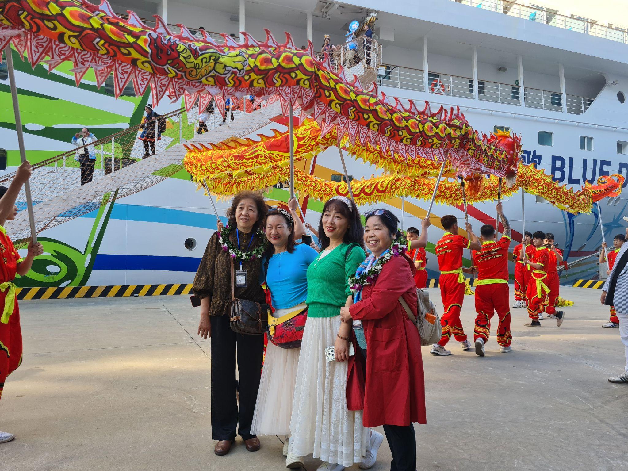 Du khách chụp ảnh lưu niệm tại Cảng tàu khách quốc tế Hạ Long.