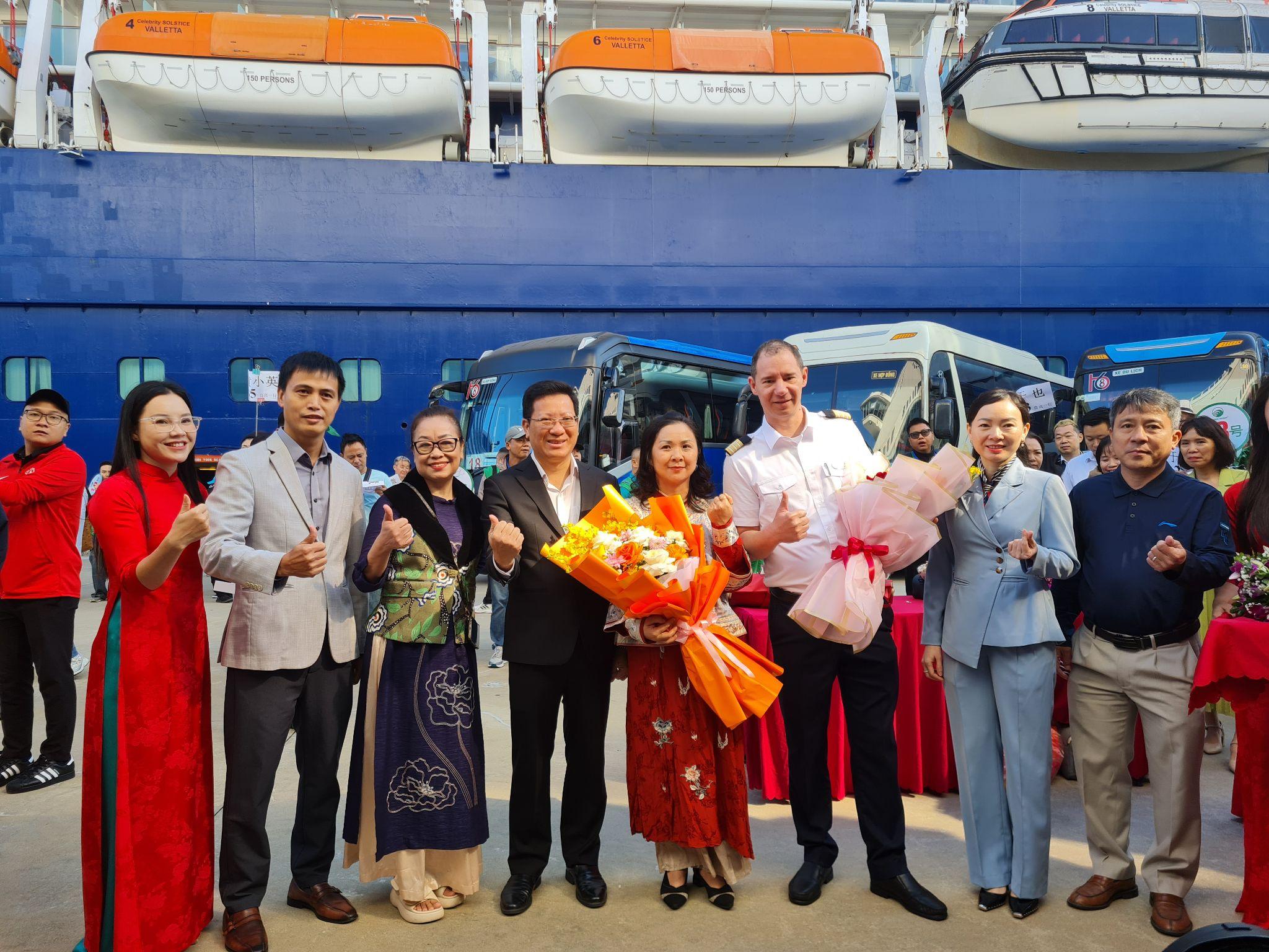 Lãnh đạo Sở Văn hóa, Thể thao và Du lịch cùng đại diện các đơn vị cảng tàu, lữ hành chụp ảnh lưu niệm cùng thuyền trưởng tàu.