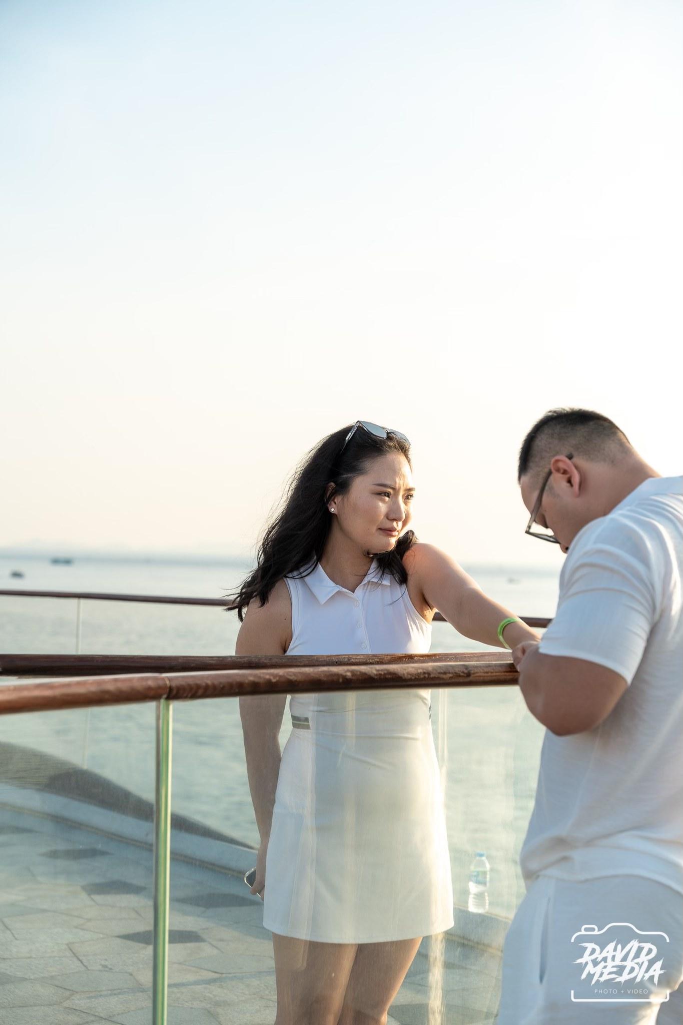 Khoảng trống của Cầu Hôn chỉ được lấp đầy bởi cái ôm, nụ hôn và cả khoảnh khắc trao nhẫn đính ước. Ảnh: David Media