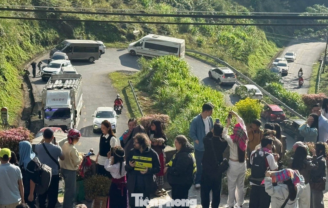 Đường kẹt cứng, khách sạn 'cháy' phòng mùa hoa tam giác mạch - 13