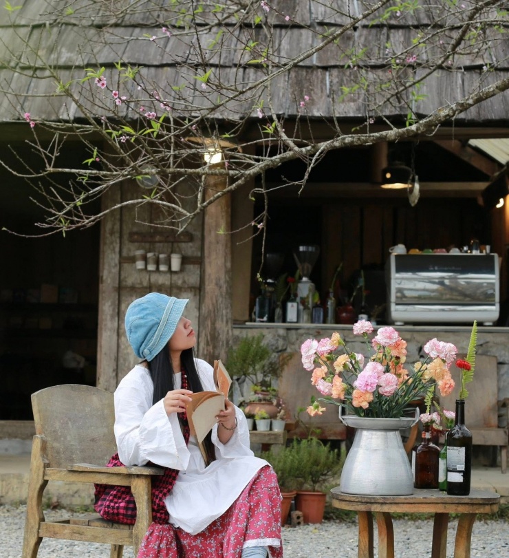 Tà Xùa nằm ở độ cao 2.800 m so với mực nước biển, nơi có khí hậu mát mẻ, trong lành và cảnh quan hùng vĩ. Ảnh Nhà H'Mông