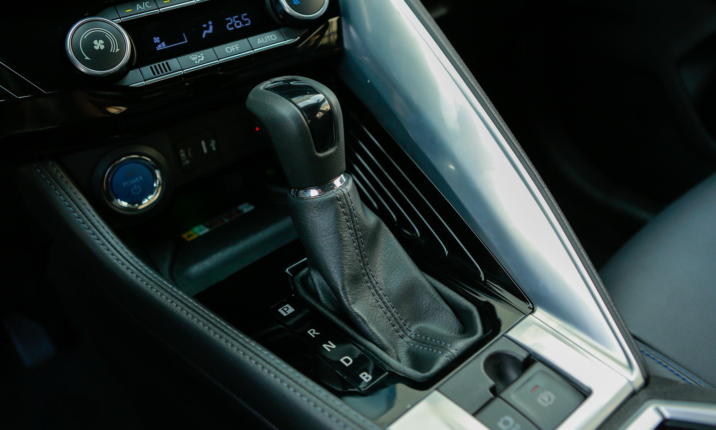 Toyota Yaris sở hức mức tiêu thụ nhiên liệu ấn tượng trên bản hybrid. 