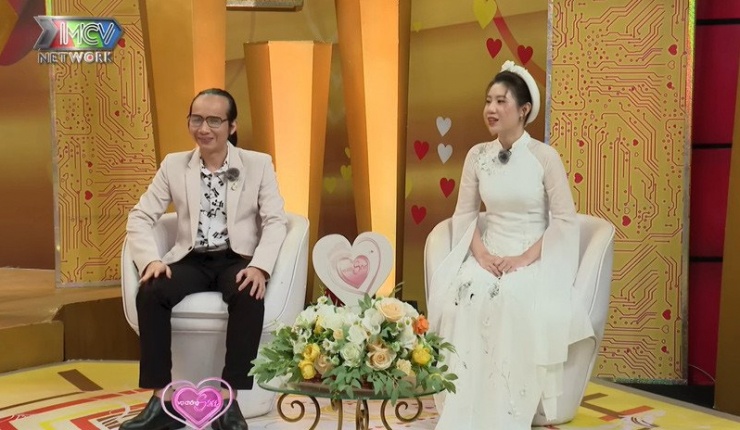 Cặp đôi hơn kém nhau 18 tuổi. Ảnh cắt từ clip