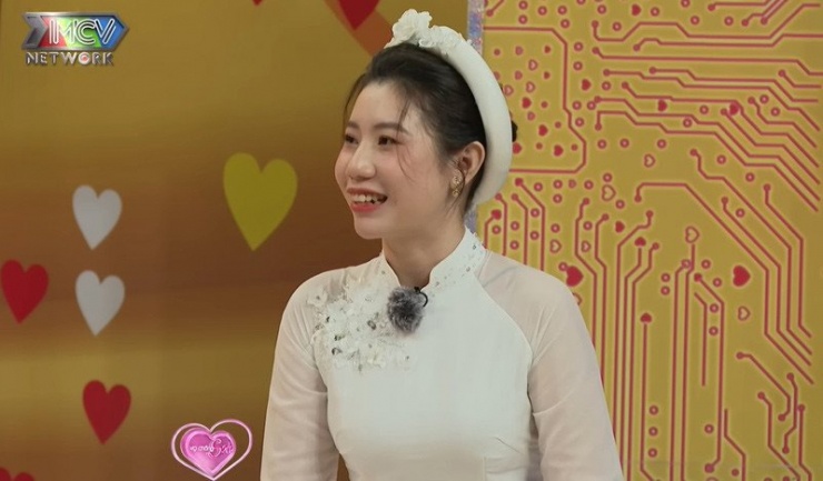 Thúy An cảm mến nghị lực sống của người nhạc sĩ khiếm thị. Ảnh cắt từ clip