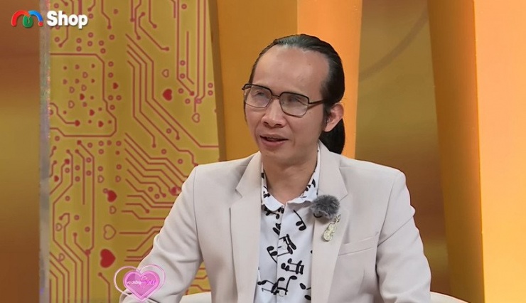 Anh Hà Chương hạnh phúc khi cưới được người vợ trẻ xinh đẹp. Ảnh cắt từ clip