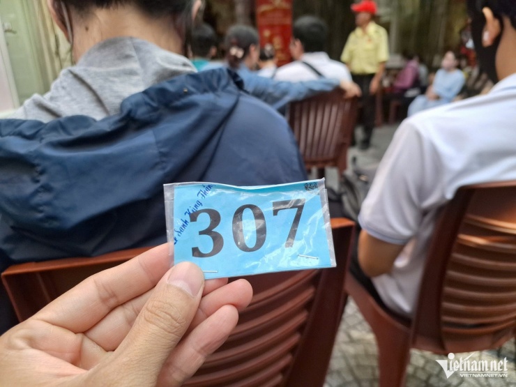 Số thứ tự chờ tới lượt mua vàng. Ảnh: Trần Chung