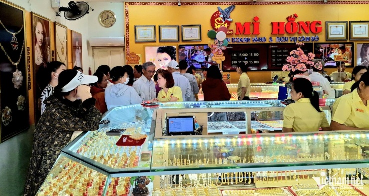 Người dân tới mua vàng nhẫn tại tiệm vàng ở TPHCM trong sáng 15/11. Ảnh: Trần Chung