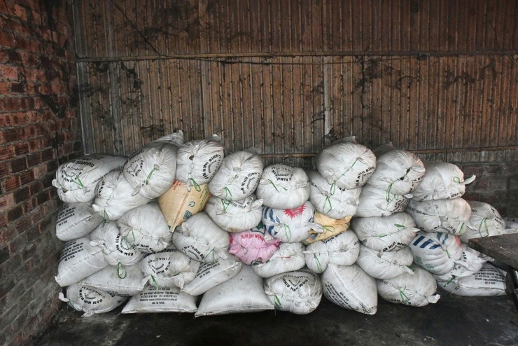 Bao tải chứa mỡ chờ chế biến. Ảnh: Công an Đà Nẵng