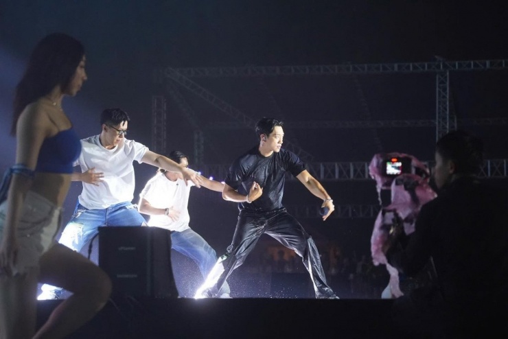 Bi Rain gây bùng nổ ở TPHCM - 3