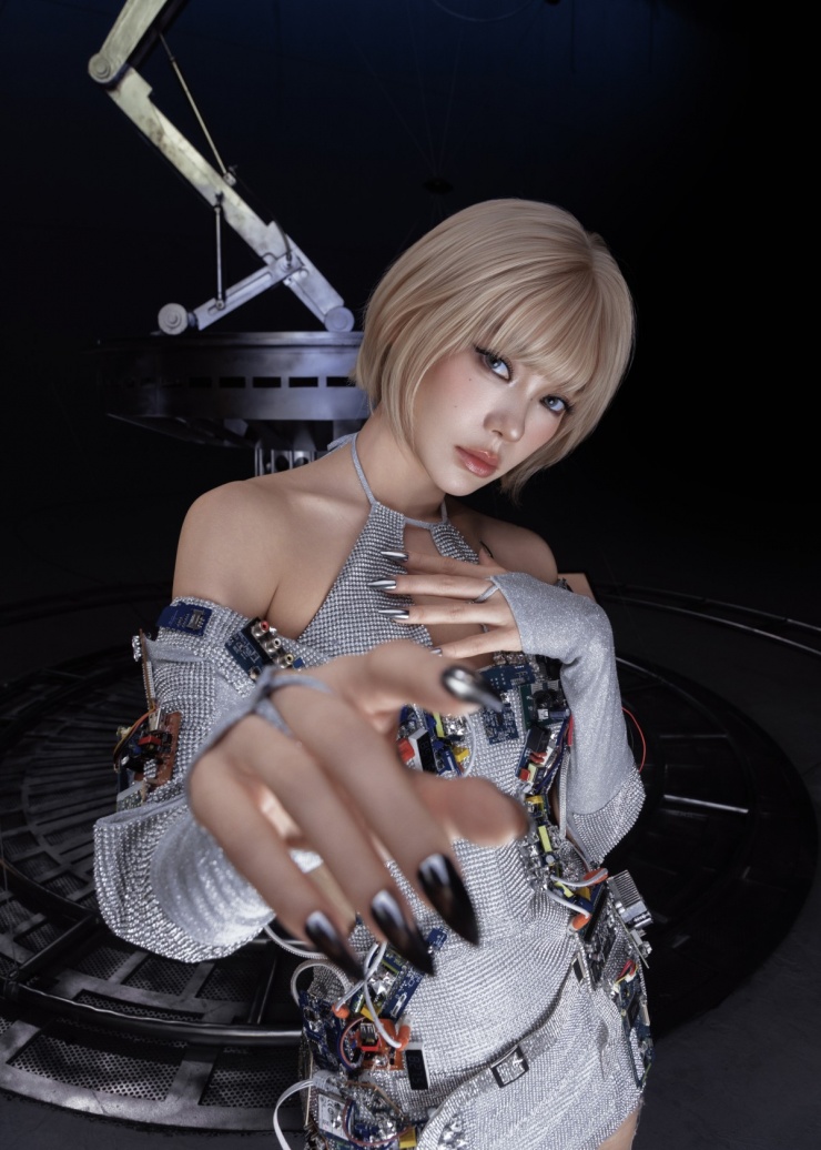 Cô để mái tóc ngắn cảm hứng viễn tưởng trong một cảnh quay.