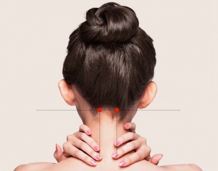 Day bấm huyệt Phong trì phòng cảm lạnh.