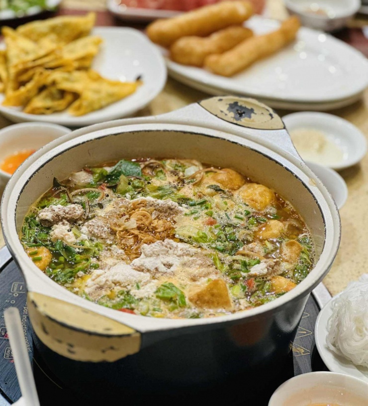 Bạn không nên ăn lẩu quá thường xuyên. Ảnh: Ban Mai