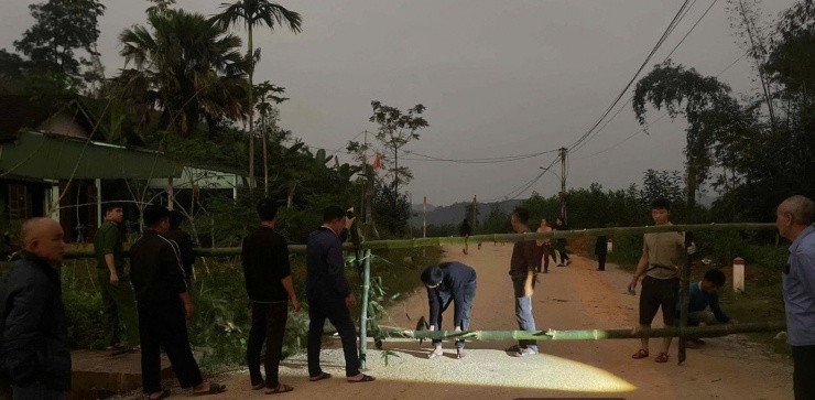 Chính quyền đã cấm đường và sơ tán các hộ dân khu vực mất an toàn đến vị trí khác.