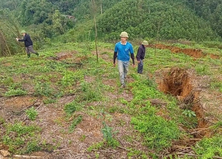 Vết nứt dài 150m tại khu vực đồi núi.