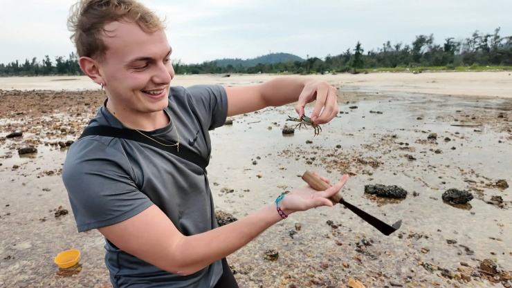 Khách Tây đi du lịch xuống ruộng gặt lúa, kéo cày cùng nông dân trên đảo Cô Tô - 11