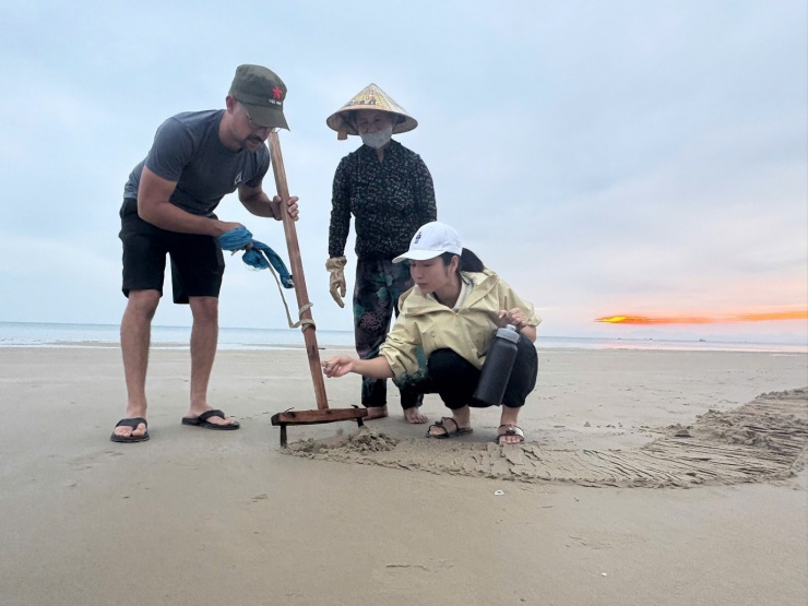 Khách Tây đi du lịch xuống ruộng gặt lúa, kéo cày cùng nông dân trên đảo Cô Tô - 12