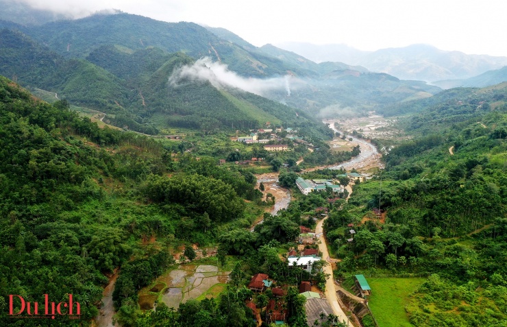 Vẻ đẹp hoang sơ của thác Lụa – Dải lụa trắng giữa đại ngàn Trường Sơn - 7