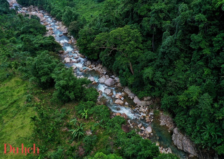 Vẻ đẹp hoang sơ của thác Lụa – Dải lụa trắng giữa đại ngàn Trường Sơn - 8