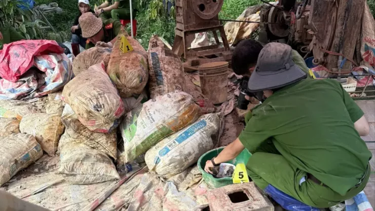 Lực lượng Công an Lâm Đồng bắt quả tang các đối tượng đang khai thác vàng trên địa bàn xã Tà Năng. Ảnh: CTV