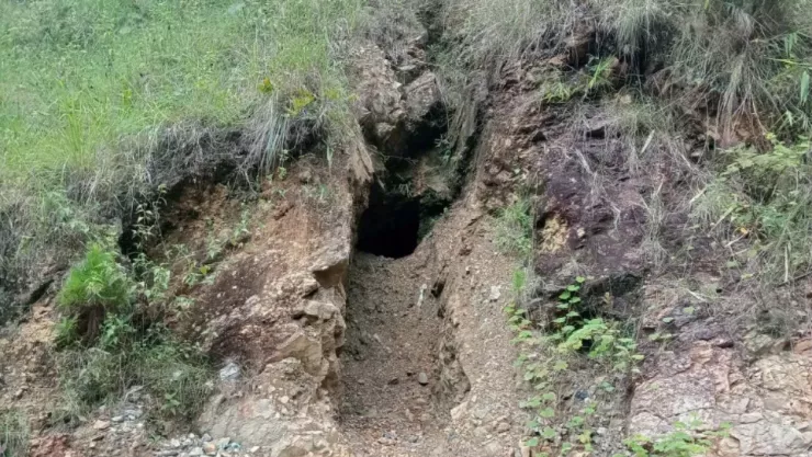 Một miệng hầm được đào vào núi để khai thác vàng trái phép. Ảnh: CTV