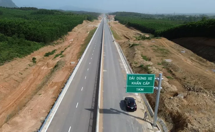 Sau nhiều năm thi công, dự án đường bộ cao tốc Bắc - Nam dự kiến sẽ thông suốt từ Bắc tới Nam. Ảnh: V.LONG