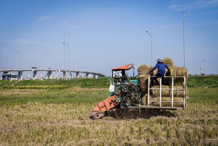 Máy cuộn rơm là thiết bị thu gom và nén rơm thành từng cuộn gọn gàng, dễ vận chuyển. Trong ảnh là máy cuộn rơm tại cánh đồng xã Nghĩa Sơn, tỉnh Ninh Bình.
