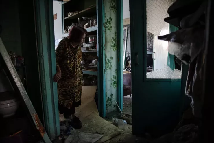 Hiện trường sau đợt pháo kích tại Pokrovsk mà Ukraine nói là do Nga làm hồi năm 2023. Ảnh: THE NEW YORK TIMES