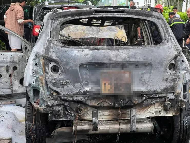 Ô tô cháy trơ khung. Ảnh: PH