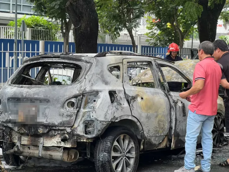 Xe ô tô bốc cháy ngụt trong khuôn viên chung cư ở TP.HCM. Ảnh: PH