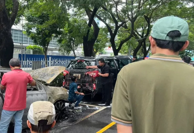 Một ô tô khác cũng bị cháy sém một phần. Ảnh: PH