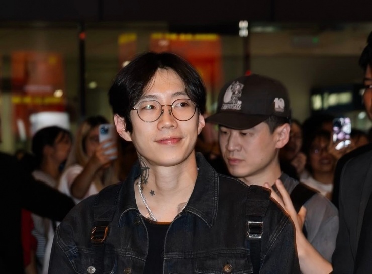 Khán giả không nhận ra Jay Park với hình ảnh thư sinh, mang ba lô và đeo kính tròn. Anh liên tục tương tác, cúi chào trước sự chào đón của người hâm mộ. Video khán giả vây kín nam rapper đang được chia sẻ mạnh. Với phong cách mạnh mẽ và thân hình săn chắc, fan mong muốn Jay Park trình diễn không thua kém Bi Rain tối 15/11.