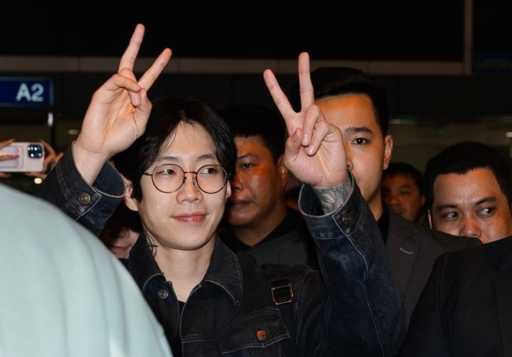 Sau đợt đổ bộ Waterbomb TPHCM ngày 1 của Bi Rain, Dara, Tempest, TripleS… làn sóng sao Hàn tiếp tục có mặt tại Việt Nam để chuẩn bị cho đêm diễn tối 16/11. Khu vực ga đến quốc tế sân bay Tân Sơn Nhất đông kín người hâm mộ đứng chờ nhiều giờ liền. Vệ sĩ, bảo vệ và đội ngũ truyền thông ê-kíp tạo cảnh tượng đông đúc, thu hút sự hiếu kỳ của người dân trong sân bay.