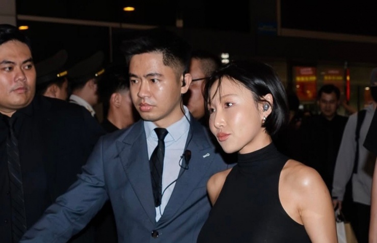 Hwasa xuất hiện tại sân bay với mái tóc ngắn cá tính. Cô được vệ sĩ theo sát do có đông người hâm mộ đến xin chữ ký, tặng quà. Vốn là nghệ sĩ không ngại gây tranh cãi, luôn mặc táo bạo ở sân khấu ngoài trời, nữ ca sĩ được fan kỳ vọng có màn trình diễn khuấy động nhất, tạo khoảnh khắc để đời mới cho Waterbomb.