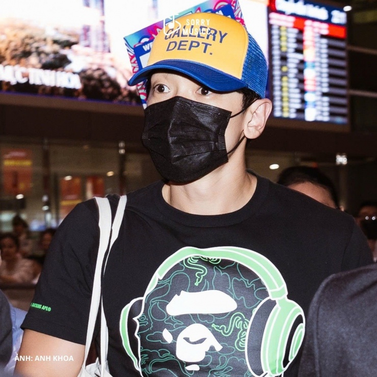 Một ngày trước, đội nghệ sĩ Hàn Quốc gồm Bi Rain, Dara, các thành viên nhóm Triple S, Tempest sang Việt Nam, được fan chào đón tạo cảnh đông đúc tại sân bay Tân Sơn Nhất. Các nghệ sĩ có mặt tại TPHCM để tham gia hai đêm đại hội nhạc nước Waterbomb quy mô hàng nghìn khán giả.