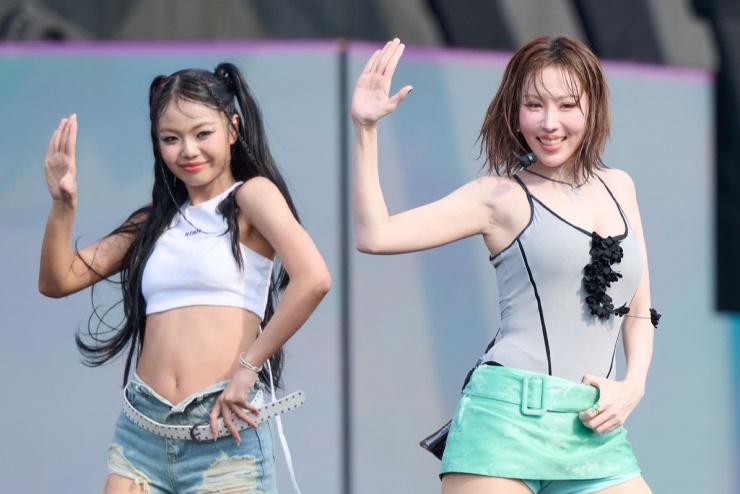 Waterbomb TPHCM 2025 day 1 kết thúc với nhiều lời khen về độ đầu tư sân khấu, sự chịu chơi của dàn nghệ sĩ đến từ Hàn Quốc và Việt Nam. Với format sân khấu âm nhạc kết hợp bắn súng nước - loại hình còn khá xa lạ với khán giả trong nước. Đổi lại, sự tương tác và phần biểu diễn ấn tượng của nghệ sĩ khiến mạng xã hội liên tục chia sẻ hình ảnh, thông tin về đêm nhạc nước.