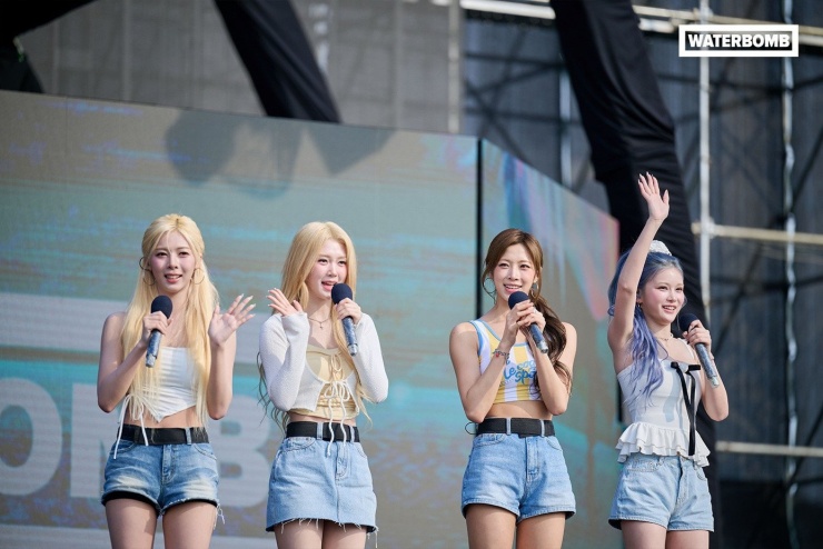 Bốn thành viên của nhóm Triple S có phần giới thiệu, trò chuyện cùng khán giả trước buổi diễn. Nhóm nhạc Kpop mang đến mashup loạt ca khúc sôi động.