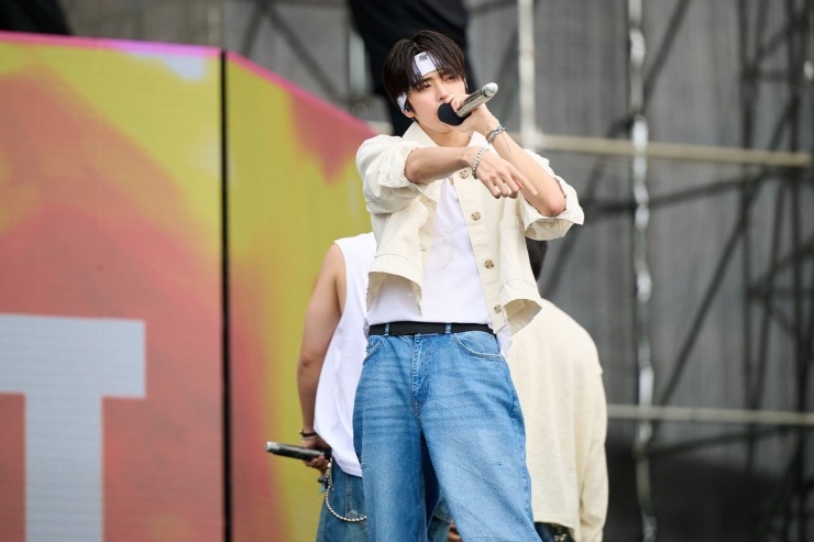 Phần trình diễn của Tempest nhận được nhiều sự chú ý khi toàn bộ thành viên thể hiện Sóng tình bằng tiếng Việt. Nhóm nhạc Hàn Quốc biết cách lấy lòng fan, luôn kèm theo ca khúc Vpop khi sang Việt Nam biểu diễn. Trước Sóng tình, Chiếc khăn gió ấm phiên bản Tempest viral khắp các diễn đàn, nhận nhiều đánh giá tích cực.