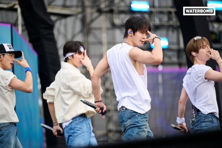 Nhóm Tempest mang đến loạt tiết mục sôi động như Bad News, Dangerous. Các thành viên cũng tranh thủ diện trang phục mỏng, bắt khoảnh khắc bom nước trên sân khấu để khoe hình thể.