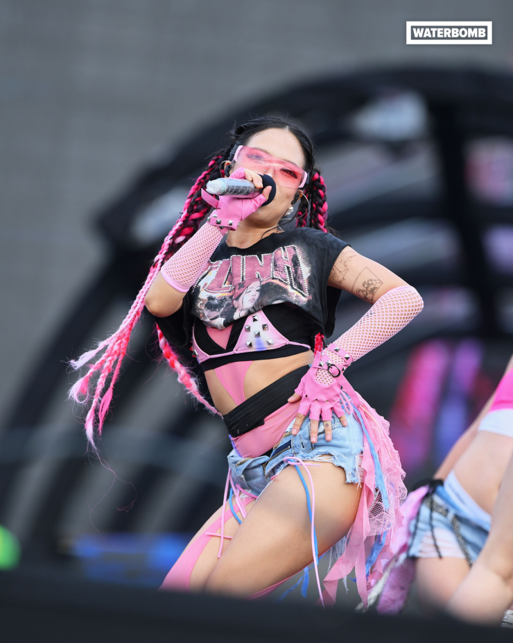 tlinh là nghệ sĩ tiếp theo trình diễn trên sân khấu nhạc nước. Cô mang loạt ca khúc sôi động như Phóng Zìn Zìn, Love Game, Ghệ iu dấu của em ơi, Teen Sái Cổ... Nữ ca sĩ xuất hiện với phong cách đậm chất manga, biểu diễn vui nhộn và có nhiều tương tác với khán giả.